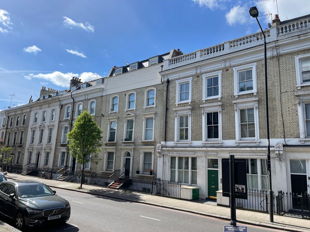 2 bed flat to rent in Finborough Road, Earls Court, London SW10, £2,000
