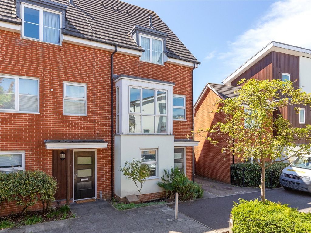 4 bed end terrace house to rent in Puffin Way, Reading, Berkshire RG2