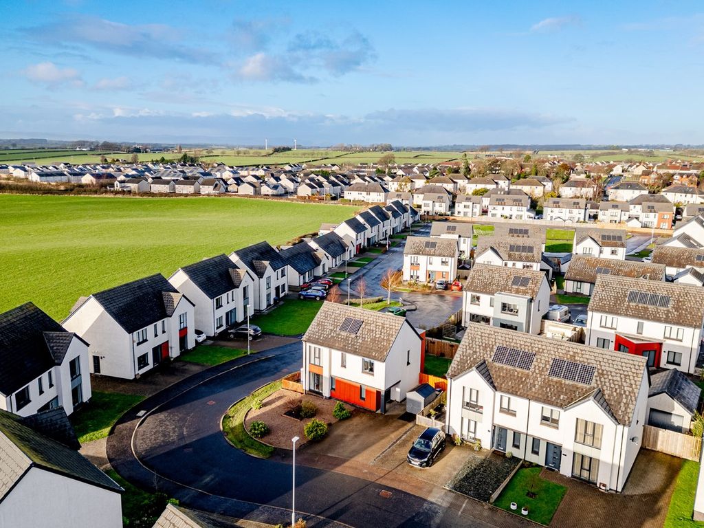 4 bed villa for sale in Shaw Road, Kilmaurs, Kilmarnock KA3, £260,000