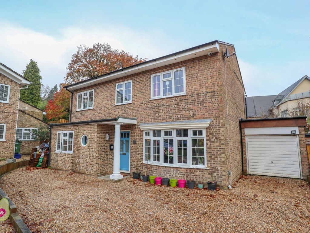 4 bed detached house for sale in Woodlands Close, Hawley GU17, £750,000
