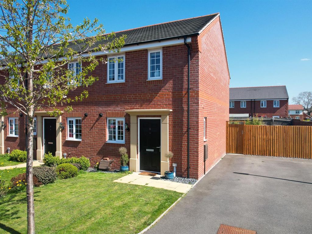 2 bed end terrace house for sale in Brading Close, StratfordUponAvon