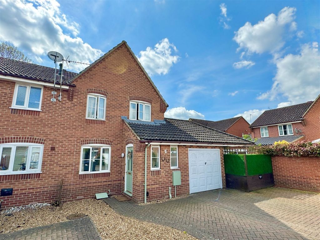 3 bed end terrace house for sale in Walton Close, Fordham, Ely CB7, £