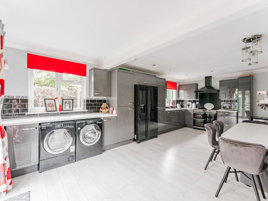 4 bed detached bungalow for sale in Yarmouth Road, Lowestoft NR32, £