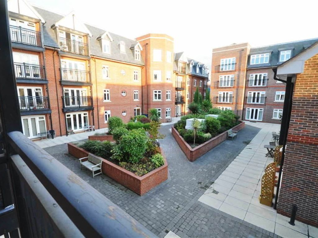 1 bed flat to rent in Leret Way, Leatherhead KT22, £1,100 pcm Zoopla