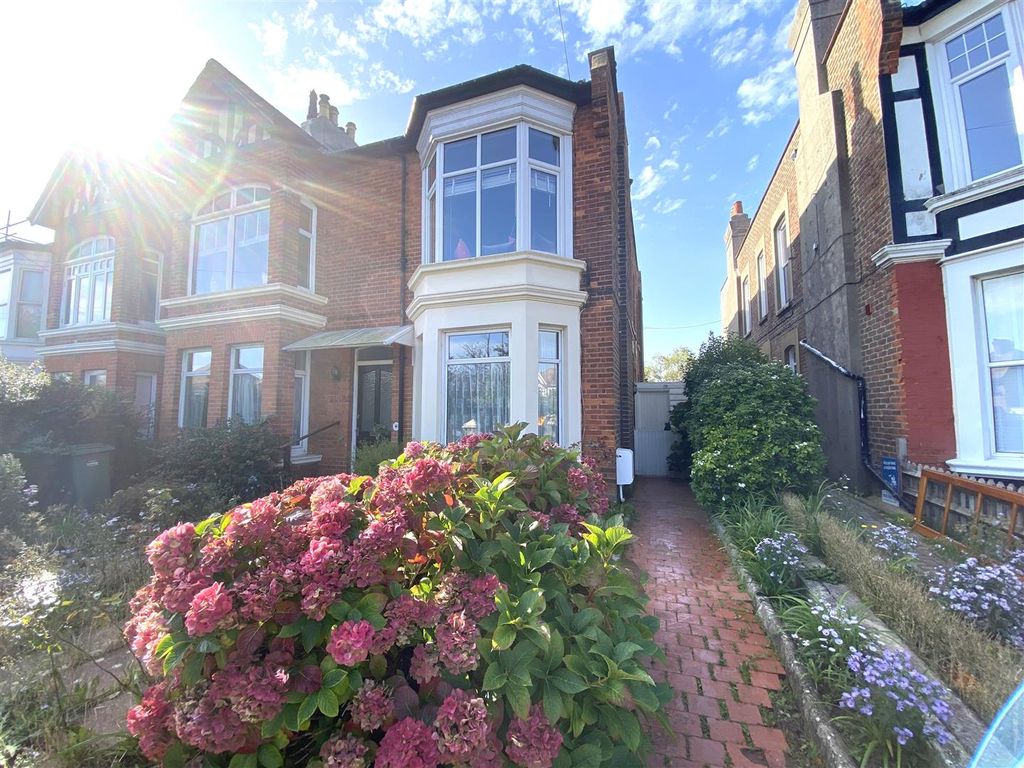 4 bed to rent in Priory Avenue, Hastings TN34, £2,000 pcm