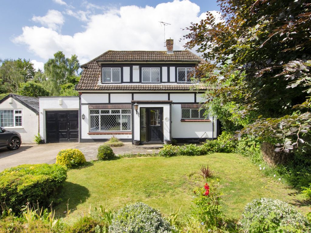 3 bed country house for sale in Downs Road, Istead Rise, Gravesend