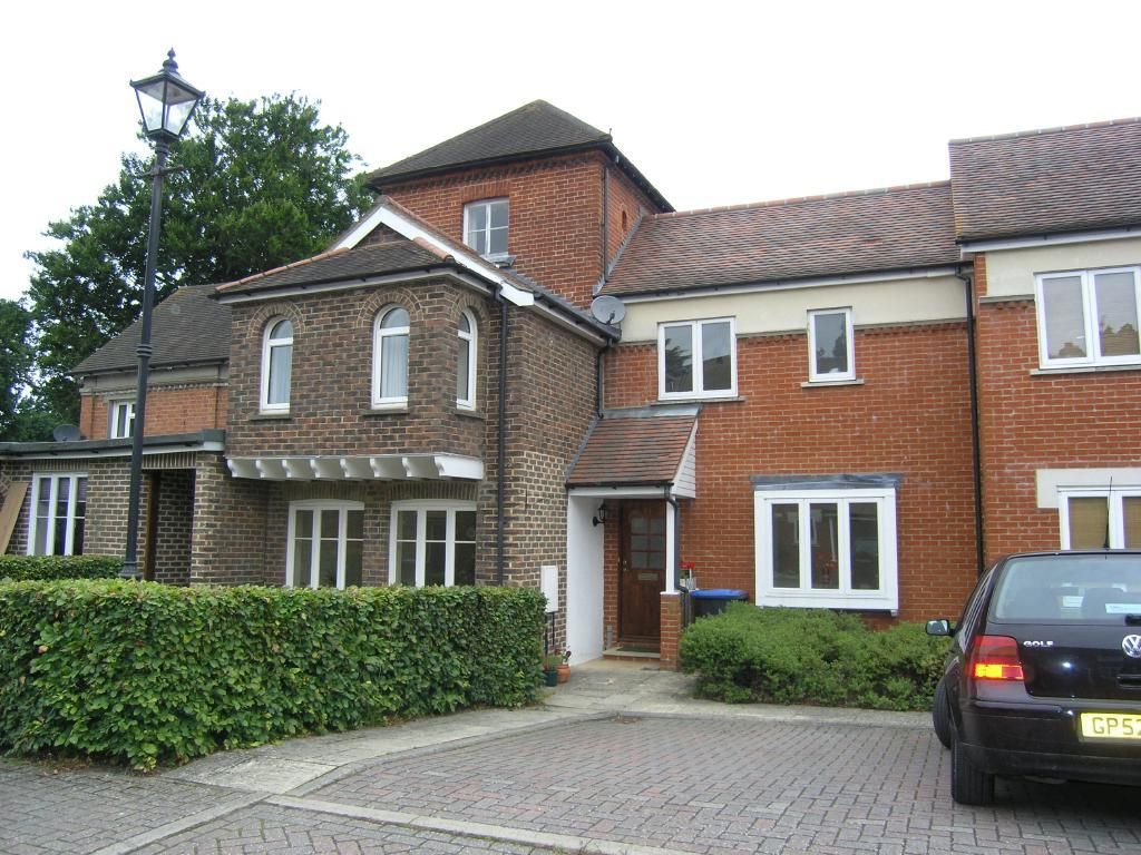 2 bed property to rent in St Francis Gardens, Copthorne, West Sussex