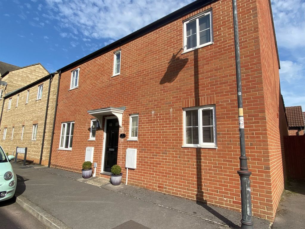 3 bed detached house for sale in Minnow Close, Calne SN11, £385,000