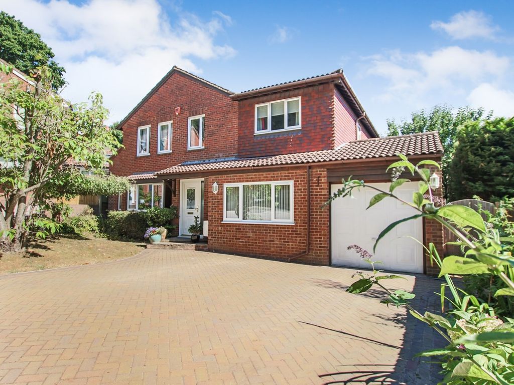 5 bed detached house for sale in Court Close, East Grinstead RH19 Zoopla
