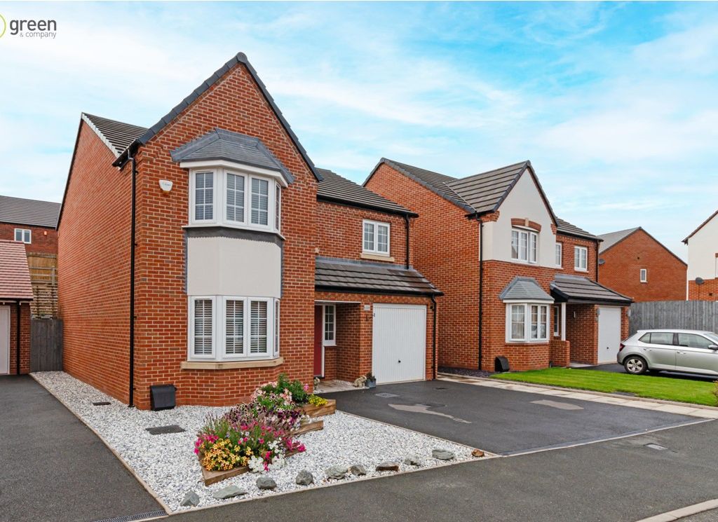 4 bed detached house for sale in Meadow Way, Tamworth B79, £415,000 Zoopla