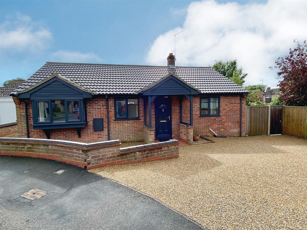 3 bed detached bungalow for sale in Tillett Close, Ormesby, Great Yarmouth NR29, £300,000 Zoopla