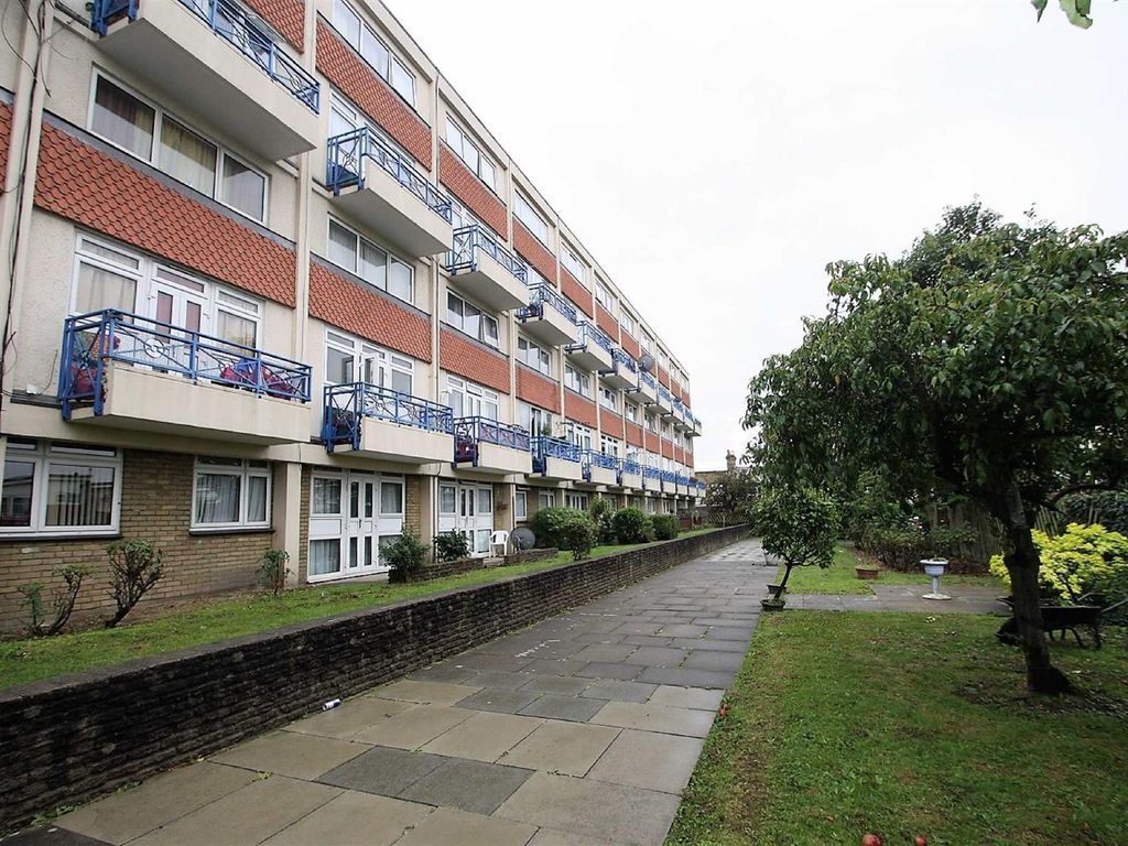 2 bed flat to rent in Park Court, Grosvenor Park Road, Walthamstow E17