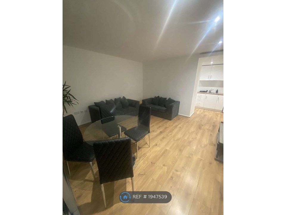 2 bed flat to rent in The Q Building, London E15, £1,900 pcm Zoopla