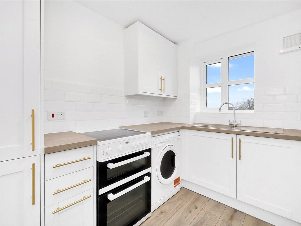 2 bed flat to rent in Simms Gardens, East Finchley N2, £1,750 pcm Zoopla