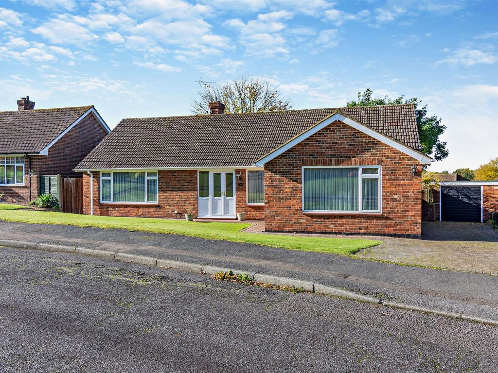 3 bed detached bungalow for sale in Mercer Drive, Harrietsham