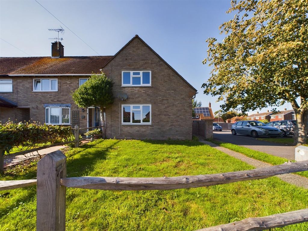 2 bed end terrace house for sale in Hearn Close, Tangmere, Chichester