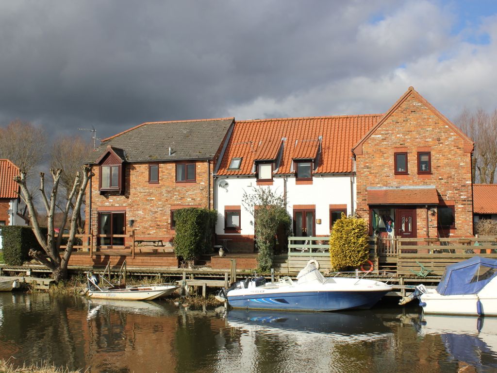2 bed terraced house to rent in The Moorings, Stoke Ferry, Norfolk PE33