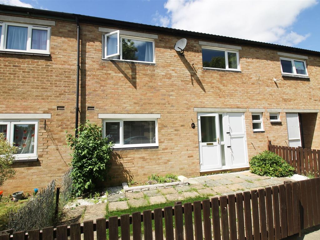 3 bed terraced house to rent in Brookside, Hodge Lea, Milton Keynes