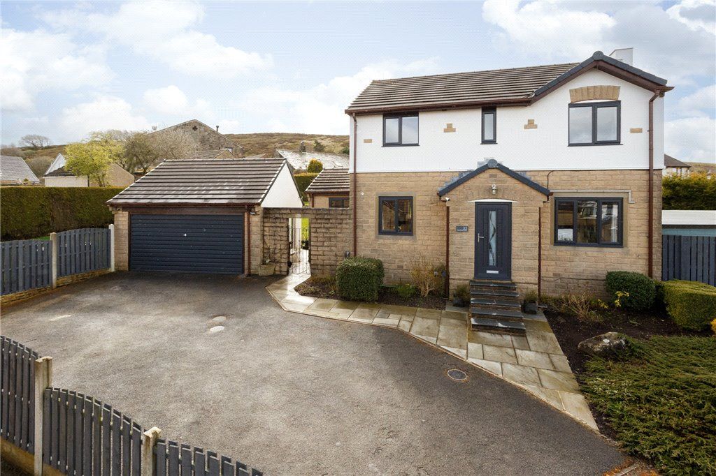 4 bed detached house for sale in Heatherlands Avenue, Denholme, West