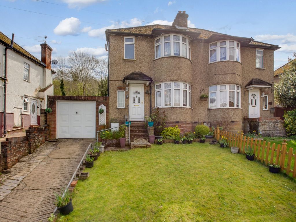3 bed semidetached house for sale in Mill End Road, High HP12
