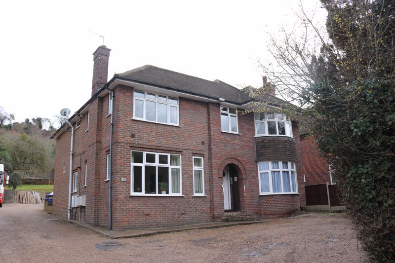 2 bed flat for sale in Desborough Avenue, High HP11, £250,000