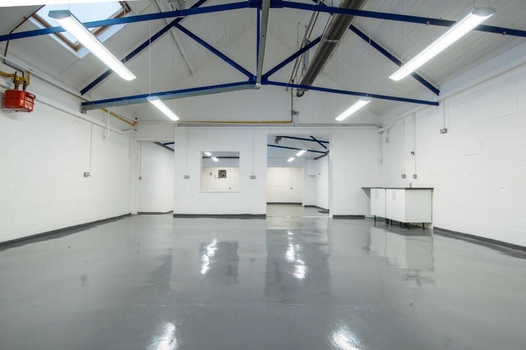 Light industrial to let in Knowles Lane, Bradford BD4, £1,920 pa Zoopla