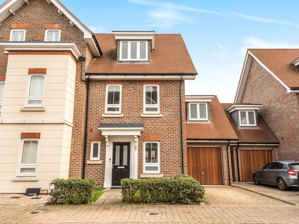 3 bed semidetached house for sale in Pintail Way, Maidenhead SL6, £