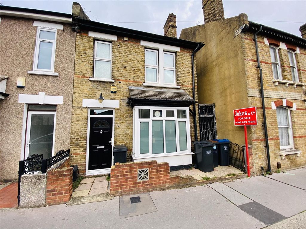 3 bed semidetached house for sale in Doyle Road, London SE25, £440,000