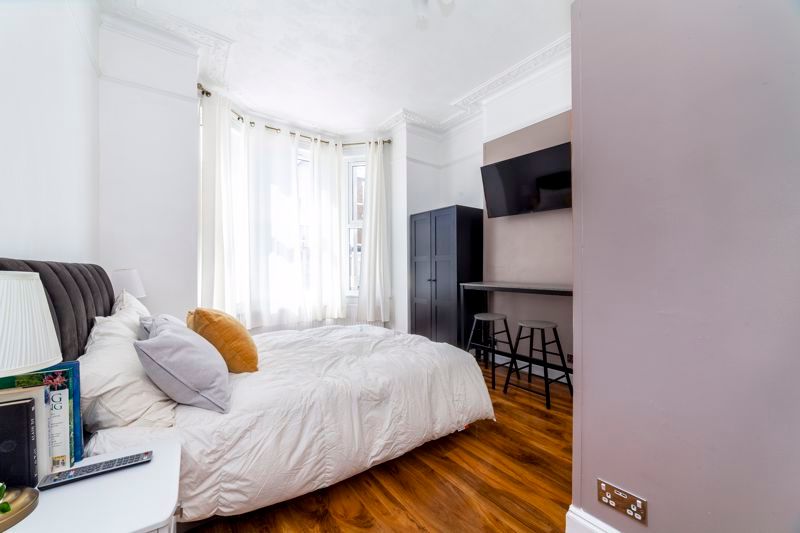 2 bed flat to rent in Disraeli Road, London SW15, £2,500 pcm Zoopla