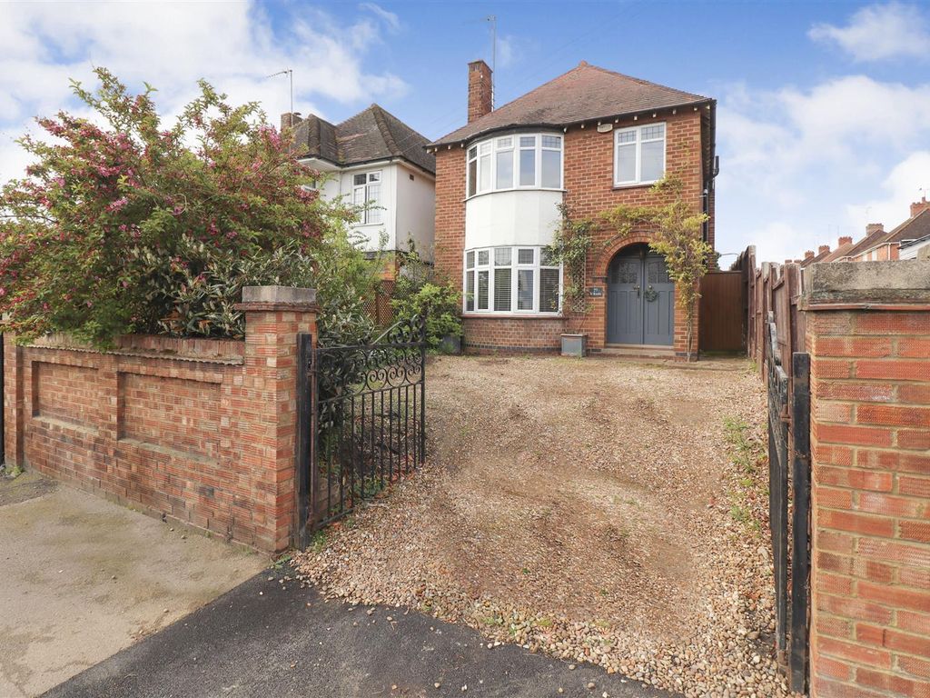 3 bed detached house for sale in Wellingborough Road, Rushden NN10, £