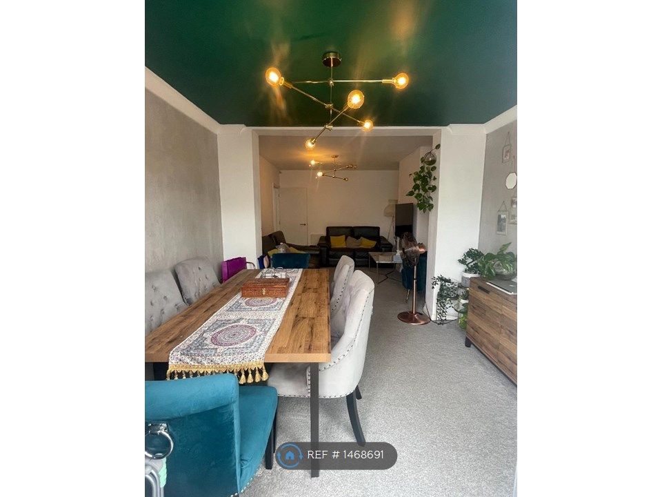 3 bed end terrace house to rent in Matlock Crescent, Cheam, Sutton SM3