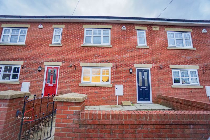 4 bed mews house to rent in Catherine Street East, Horwich, Bolton BL6