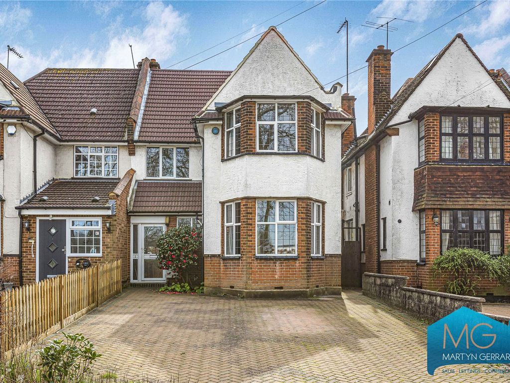 3 bed semidetached house for sale in The Crescent, London N11, £