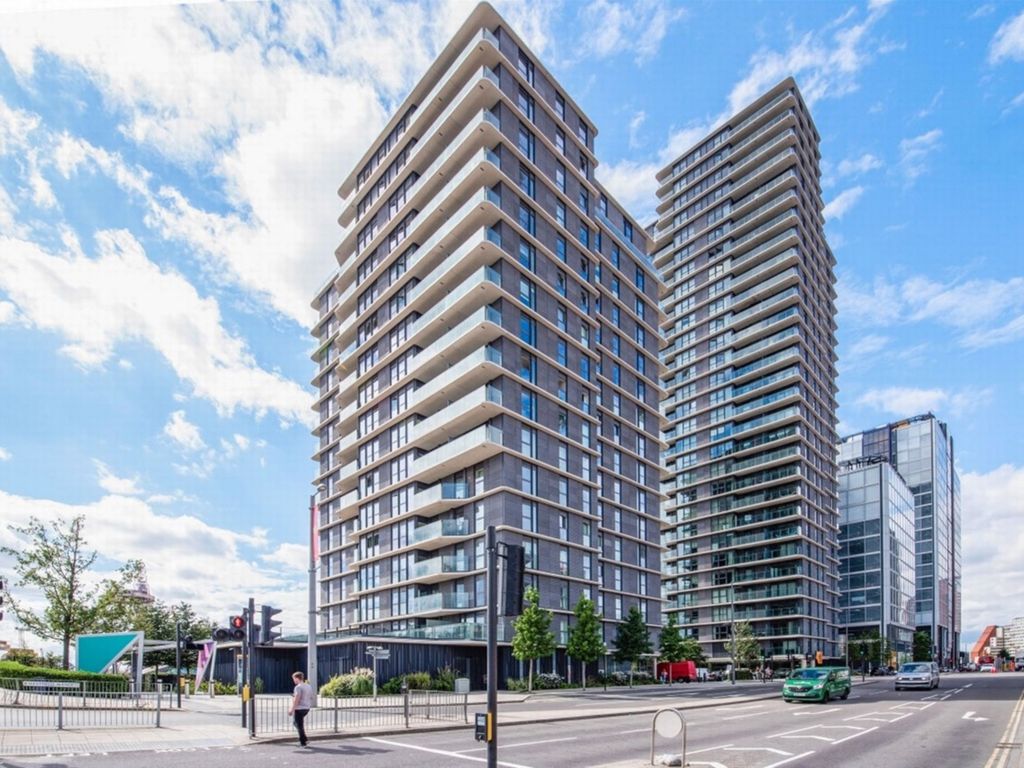 2 bed flat to rent in Cassia Point, Glasshouse Gardens, Stratford E20