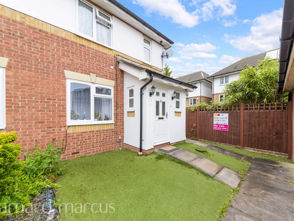 3 bed semidetached house for sale in Chelmsford Close, Belmont, Sutton