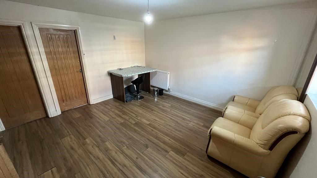 1 bed flat to rent in West Way, Hounslow TW5, £1,275 pcm Zoopla