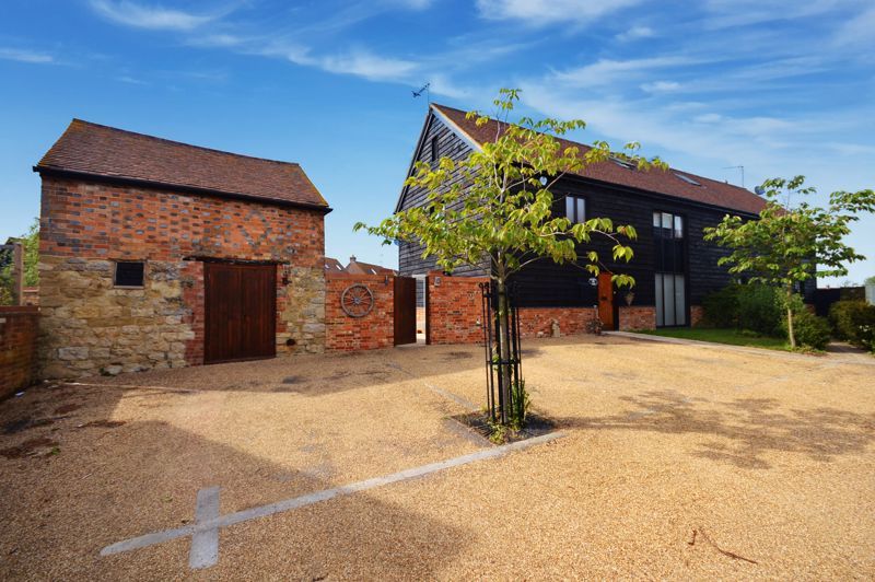 4 bed semidetached house for sale in Crendon Road, Shabbington