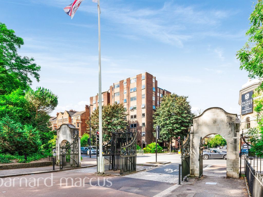 Studio for sale in Parkgate Road, London SW11, £250,000 Zoopla