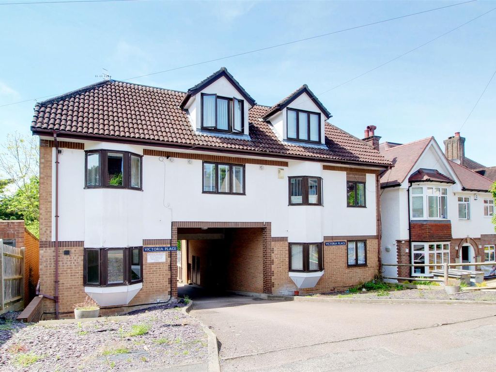 2 bed flat for sale in Alexandra Road, Hemel Hempstead HP2, £250,000