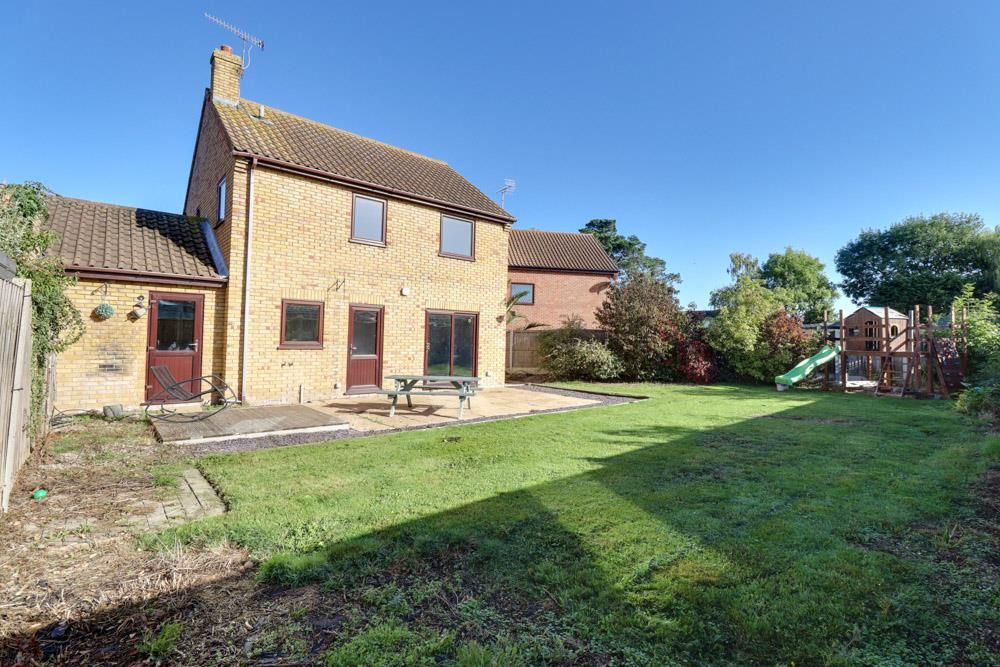 4 bed linkdetached house for sale in Blenheim Gardens, Mayland