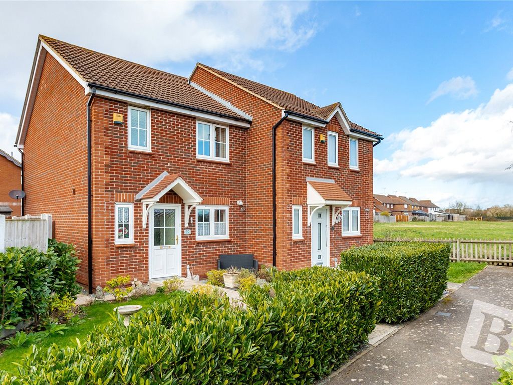 3 bed semidetached house for sale in Puffin Close, Wickford, Essex