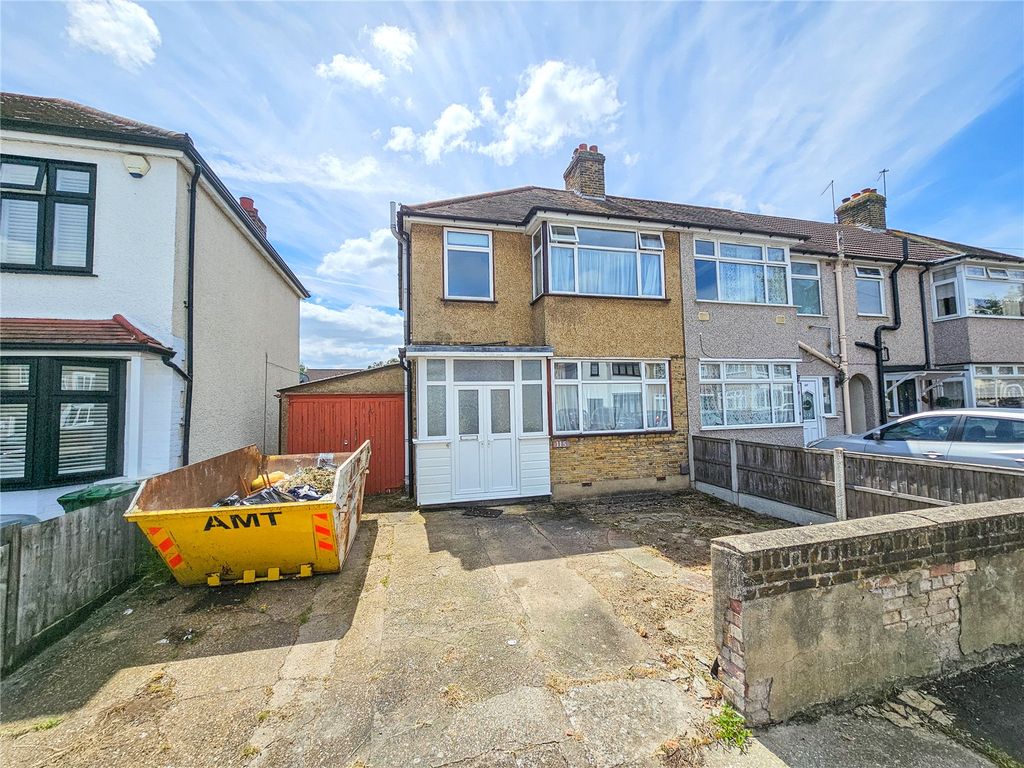 3 bed end terrace house for sale in Essex Road, Romford RM7, £450,000