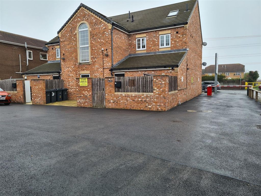 2 bed flat to rent in The Grove, Barugh Green, Barnsley S75, £625 pcm