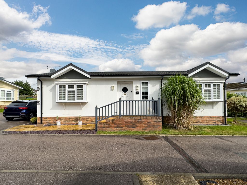 2 bed mobile/park home for sale in Half Moon Lane, Pepperstock, Luton