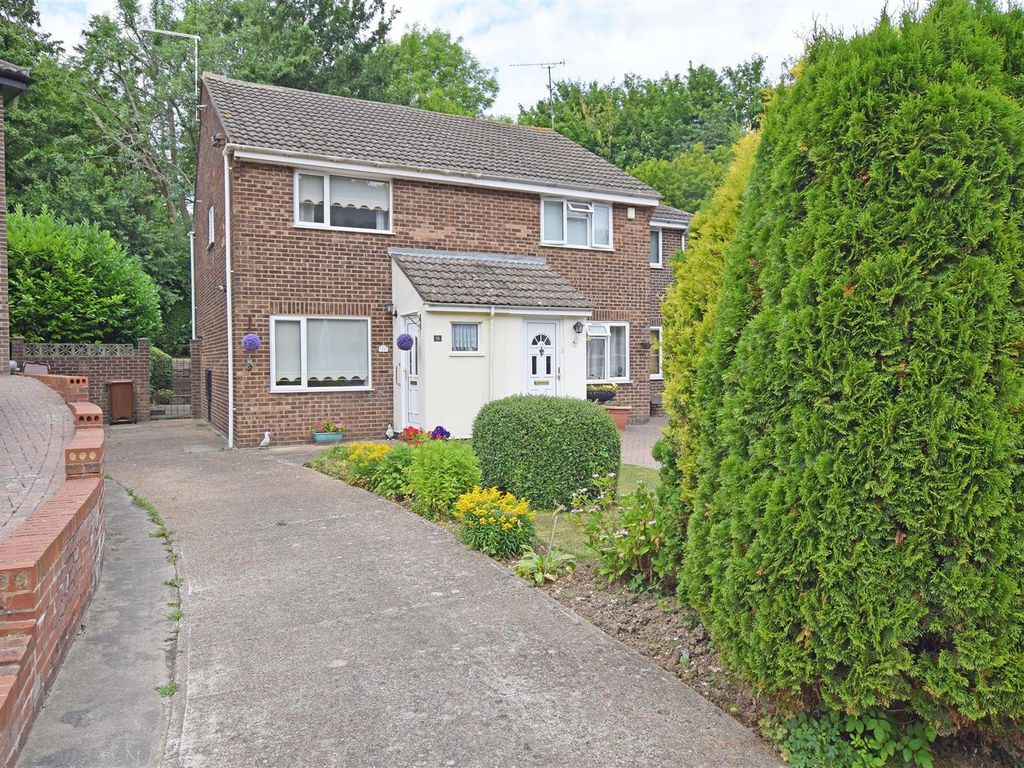 2 bed semidetached house for sale in Hickory Dell, Hempstead