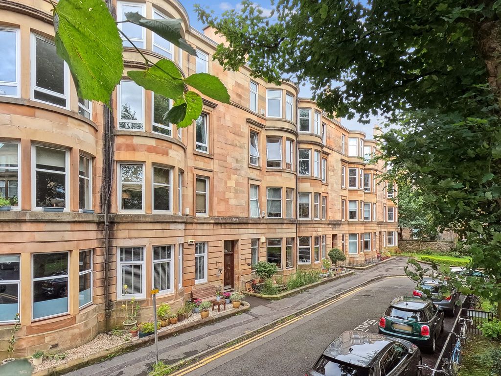 2 bed flat for sale in Battlefield Gardens, Battlefield, Glasgow G42, £