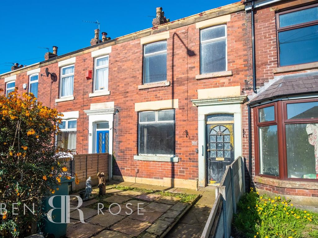2 bed terraced house for sale in Preston Road, ClaytonLeWoods