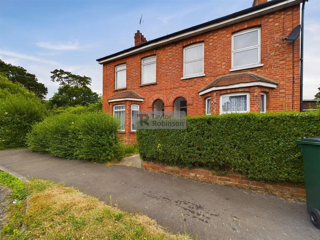 3 bed semidetached house for sale in Albany Road, Crawley RH11, £