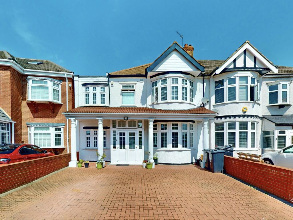 4 bed terraced house for sale in Clayhall Avenue, Ilford IG5, £850,000
