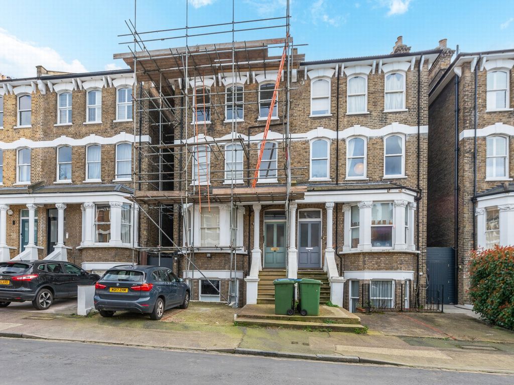 1 bed flat to rent in Top Floor Flat, Park, Blackheath SE3, £